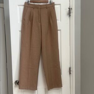 Aritzia
The Effortless Pant™ - (Re)ssential
Heather Gold/Camel
BNWT 
Size 8